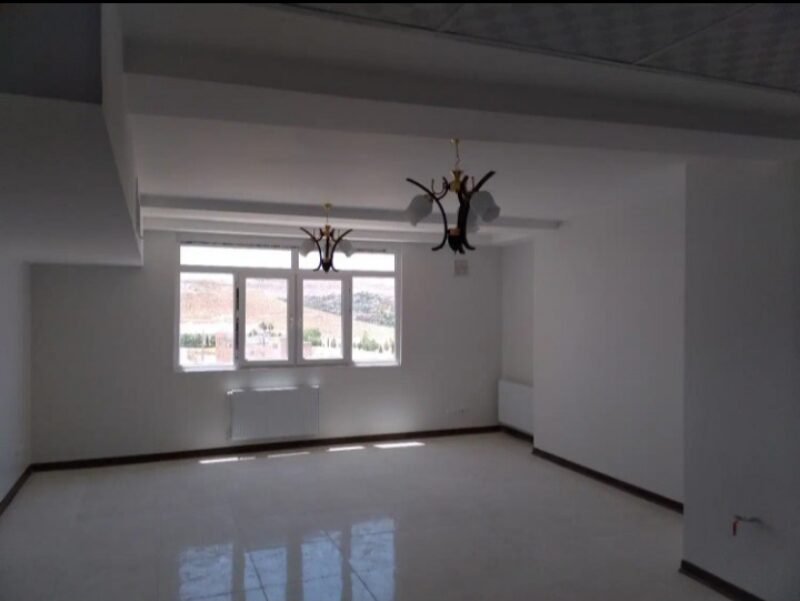 تصویر سالن پذیرایی مربوط به رهن و اجاره آپارتمان 2 خواب در صدرا فاز 1 | دسترسی عالی و قیمت مناسب